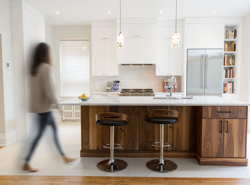 Aménagement de cuisine fonctionnelle, optimisant chaque espace grâce à des plans sur mesure