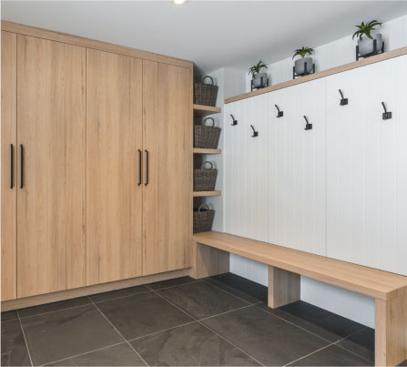 Le rangement est essentiel pour un mudroom optimal et bien organisé