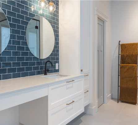 Salle de bain au service du design et du mieux-être, offrant de l’espace pour elle et lui.